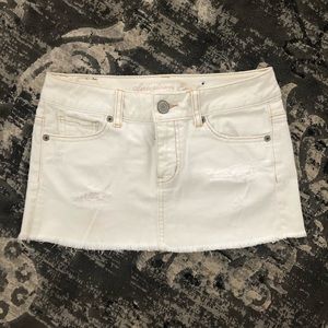AMERICAN EAGLE OUTFITTERS•White distressed jean mini skirt • 00